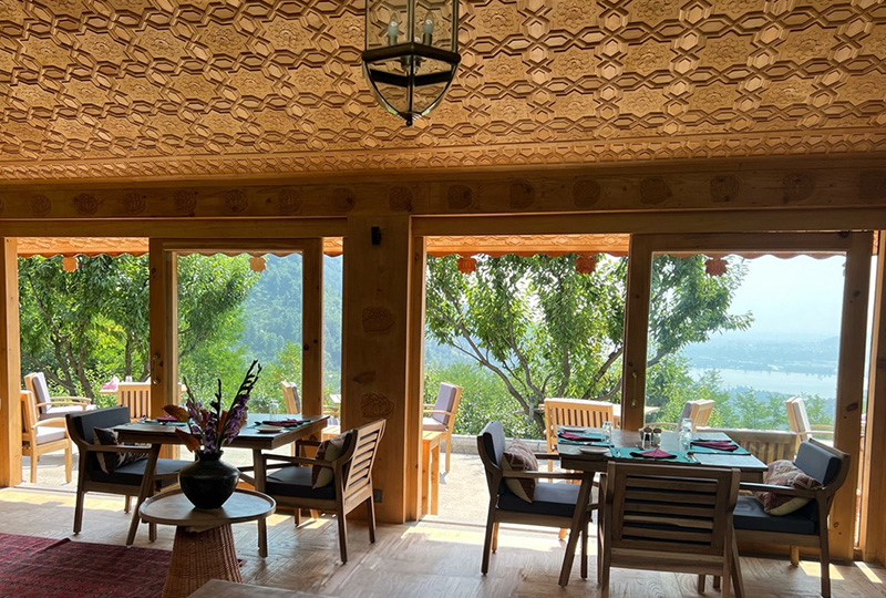 restaurant with outlook over lake